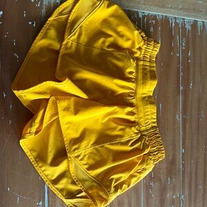 Lululemon hotty hot size 4, 2.5” inseam. Only worn a couple times